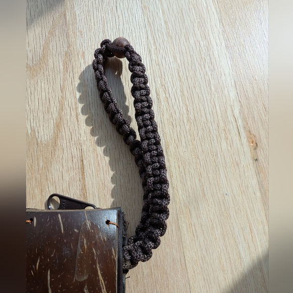 Hot Tropic Coconut Shell Hand Purse Wristlet - Picture 2 of 3